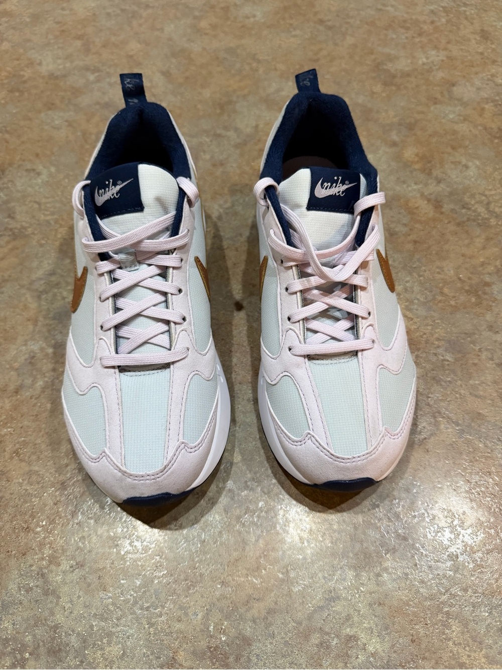 Girls Nike Air Max Dawn. Size 6.5y